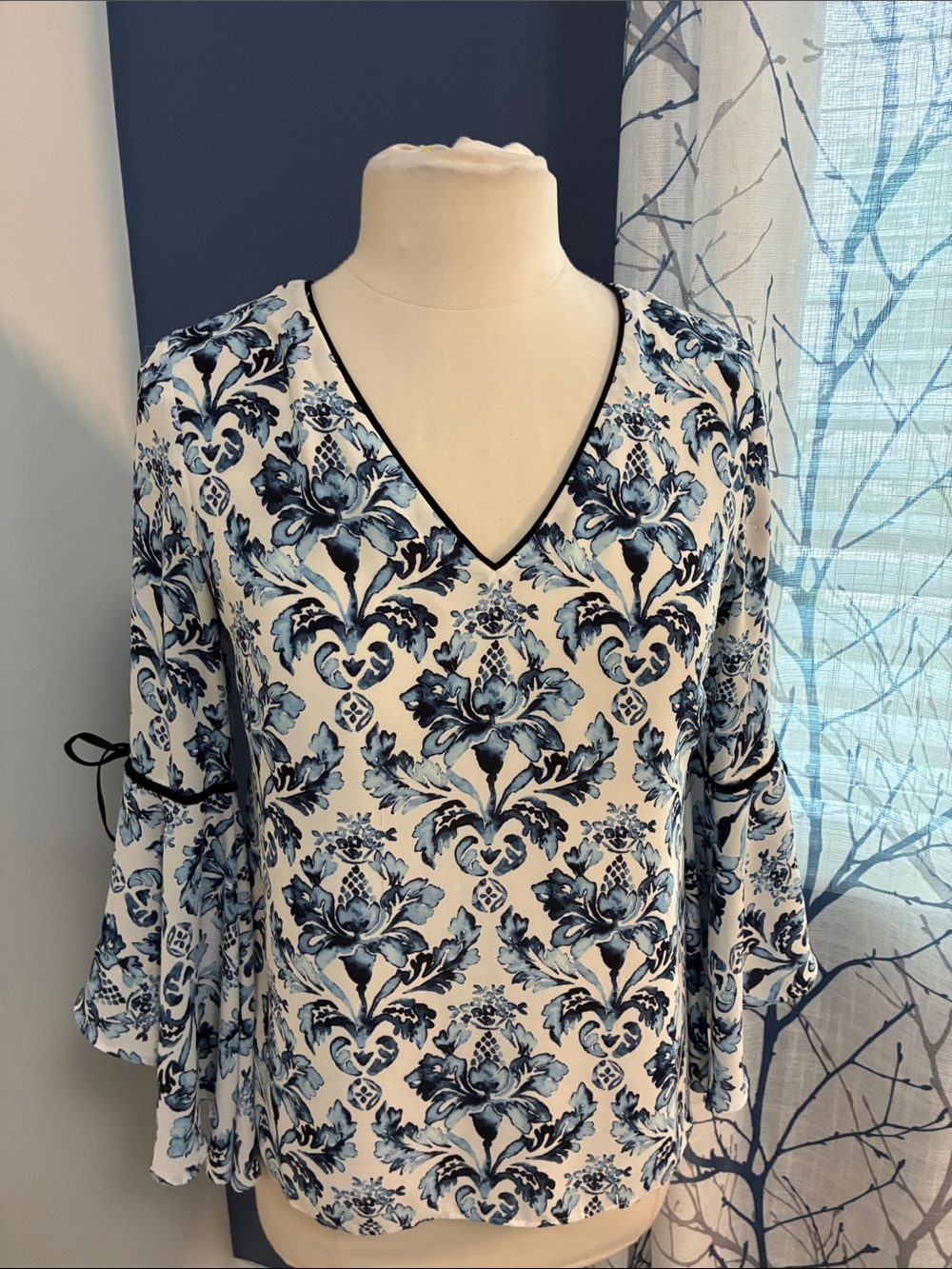 White House Black Market V-Neck Blue Floral Print Women's Top